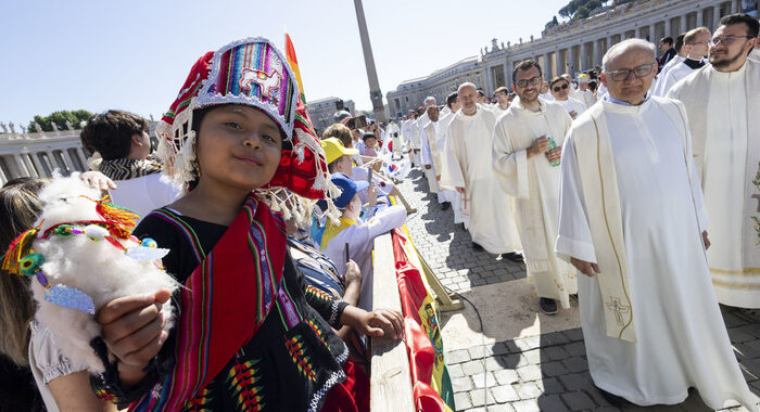 Il Papa con Benigni, la pace al centro di incontro con i bambini