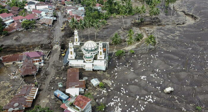 Indonesia, bilancio inondazioni Sumatra sale ad almeno 50 morti