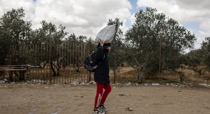 ‘Israele bombarda due zone di Rafah dopo ordine evacuare’