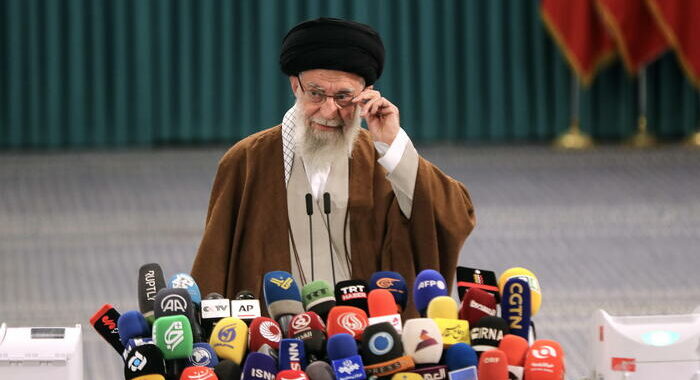 ‘Khamenei, speriamo che Raisi torni, non ci saranno vuoti’