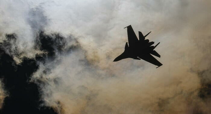 Kiev, abbattuto un aereo d’attacco russo Su-25 nel Donetsk