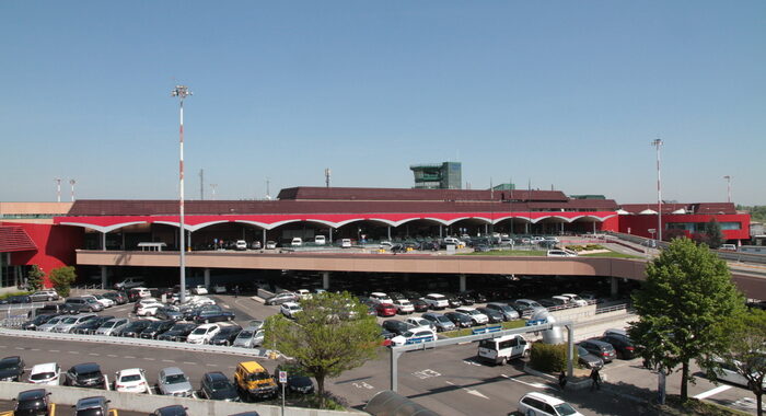 L’aeroporto di Bologna chiuso per sicurezza, voli dirottati