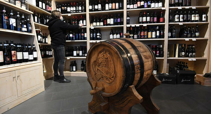 Lollobrigida, bando promozione export vino stanzia 22 milioni