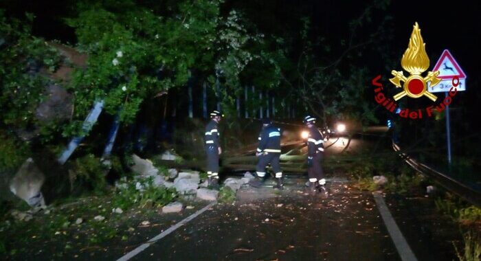 Maltempo: frana sulla strada, chiusa statale in Liguria