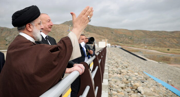 Media, atterraggio d’emergenza per elicottero con Raisi