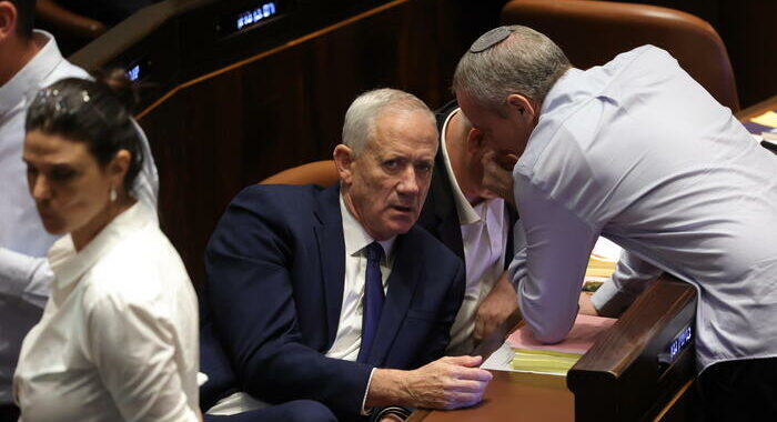 Media, ‘Gantz stasera darà un ultimatum a Netanyahu’