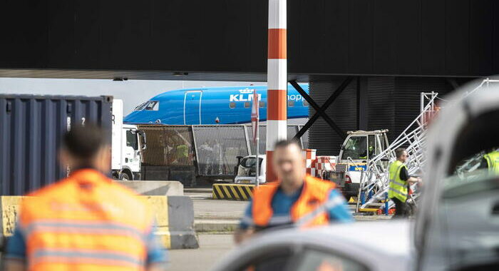 Muore risucchiato dal motore di un aereo ad Amsterdam