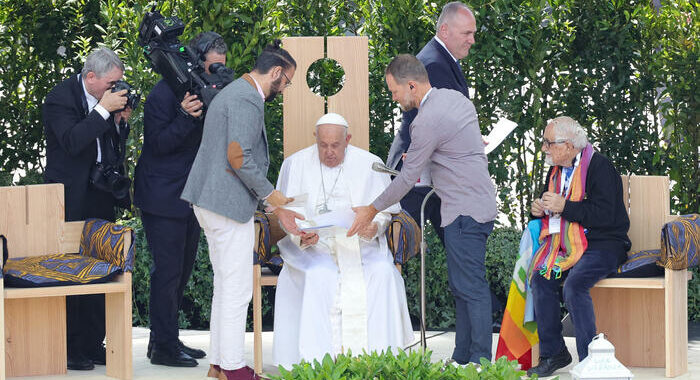 Parenti vittime Israele-Palestina abbracciano il Papa