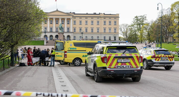 Paura a Oslo. Un uomo all’attacco con due coltelli, un ferito