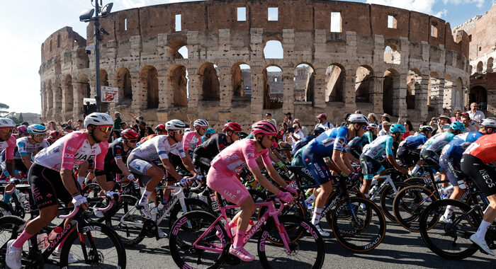 Pogacar vince il Giro d’Italia, ultima tappa a Merlier