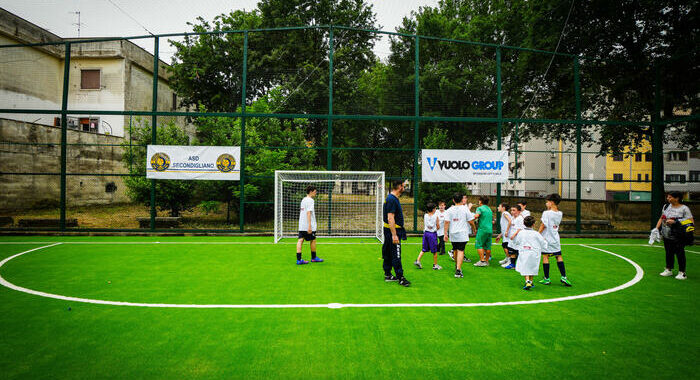 Riapre campo di calcio, ma si gioca solo se si va a scuola