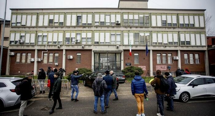 Rivolta nel carcere Beccaria a Milano, detenuti in cortile