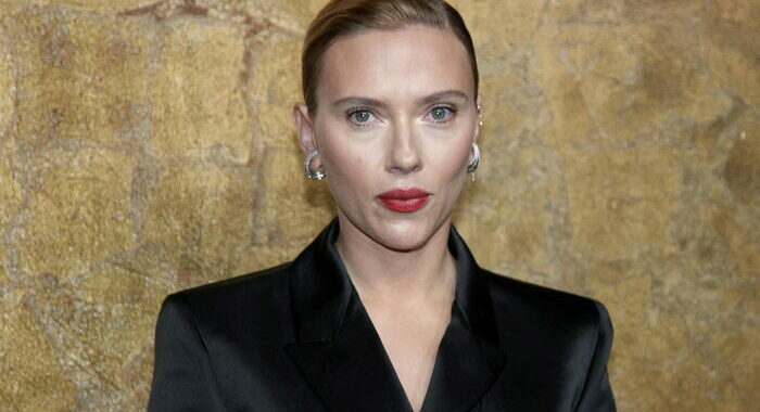 Scarlett Johansson contro OpenAI: ‘Copiata mia voce per ChatGPT’