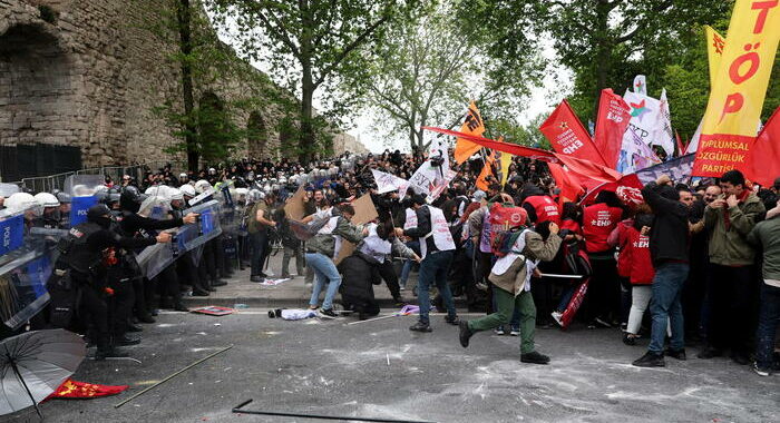 Scontri tra manifestanti-polizia a Istanbul per il Primo Maggio