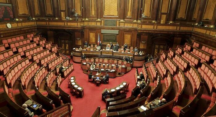 Sul premierato si sfiora la rissa in Senato, Aula viene sospesa