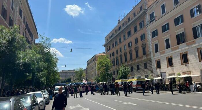 Tensione al corteo degli studenti a Roma, due poliziotti feriti