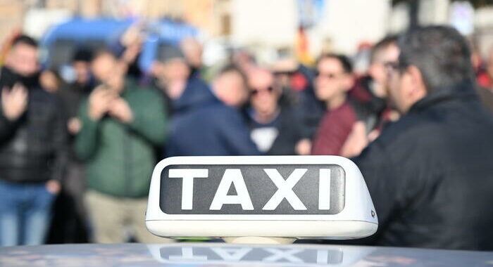 Urso non rassicura i taxi, avanti con sciopero il 21 maggio