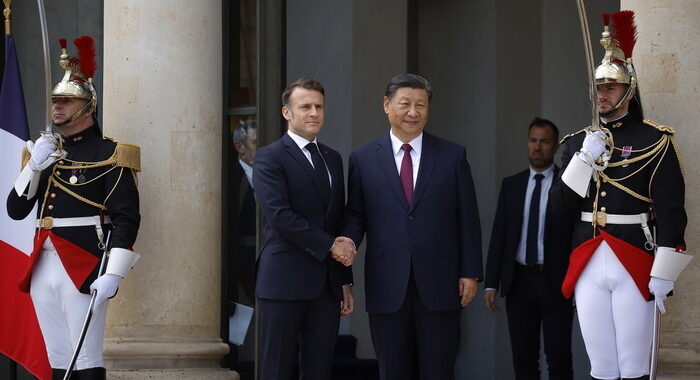 Xi Jinping è arrivato all’Eliseo, vedrà Macron e Von der Leyen