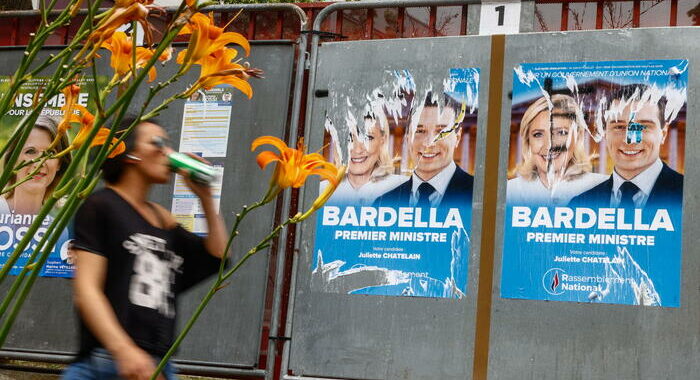Aperti i seggi in Francia per il primo turno delle legislative