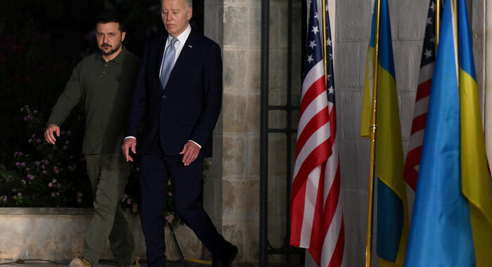 Biden e Zelensky firmano l’accordo di sicurezza