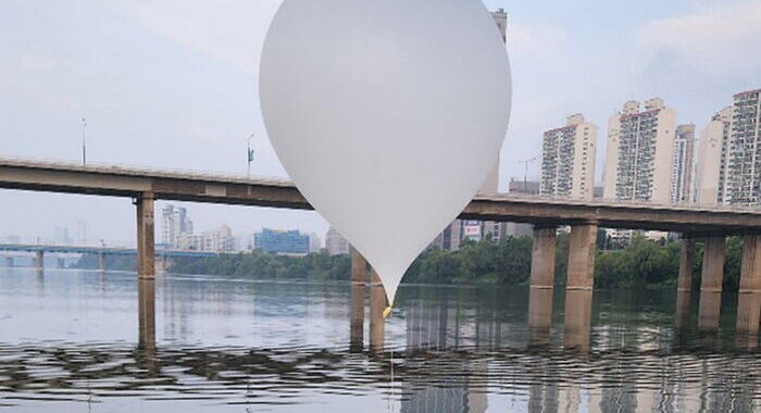 Corea del Nord invia altri 310 palloncini di spazzatura al Sud