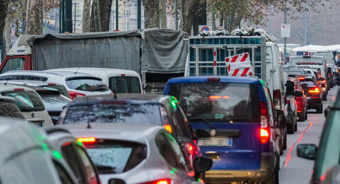 Di nuovo troppe auto in strada, italiani imbottigliati