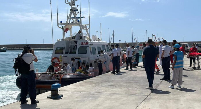 I superstiti del naufragio, ’26 bambini tra i dispersi’