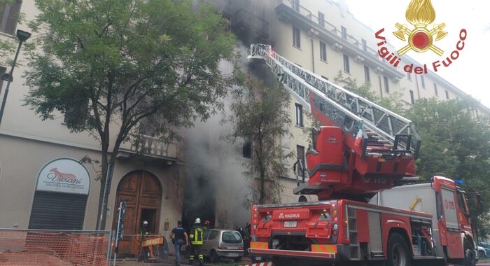 Incendio in un’autofficina a Milano, tre morti e tre feriti