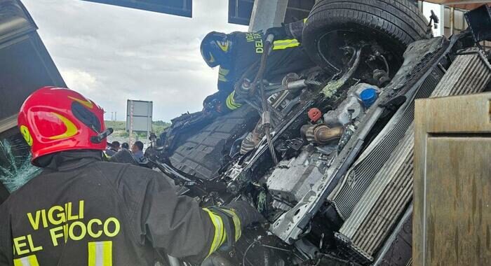 Incidente al casello autostradale, tre morti