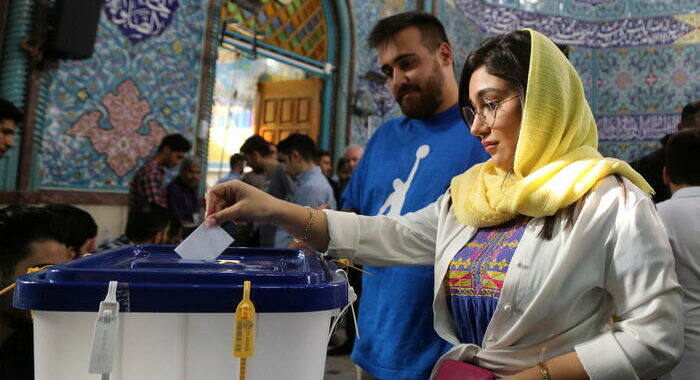 Iran al voto, esteso di due ore l’orario di chiusura dei seggi