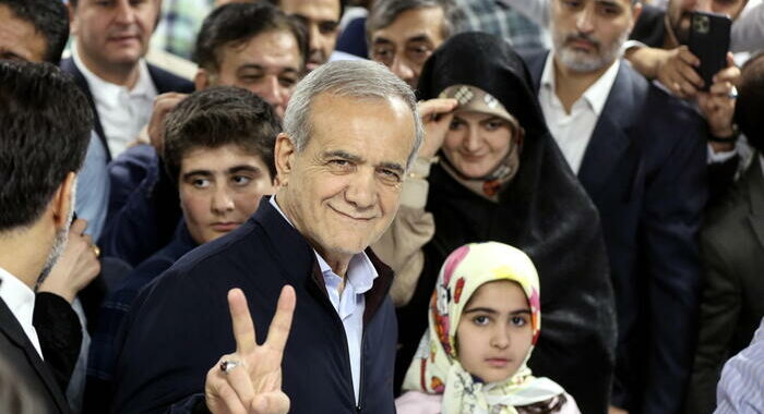 Iran annuncia, ‘ballottaggio riformista Pezeshkian-Jalili’