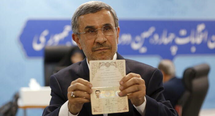 Iran, ex leader Ahmadinejad si candida alle presidenziali