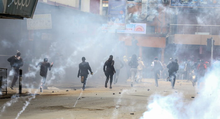 La polizia spara sui dimostranti in Kenya, altre vittime