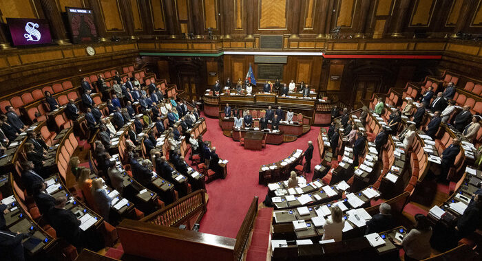 Le senatrici d’opposizione occupano l’Aula del Senato