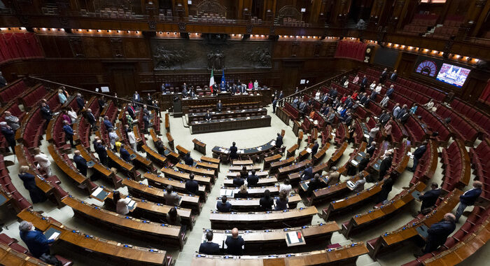 M5s attacca Berlusconi in Aula, maggioranza esce per protesta