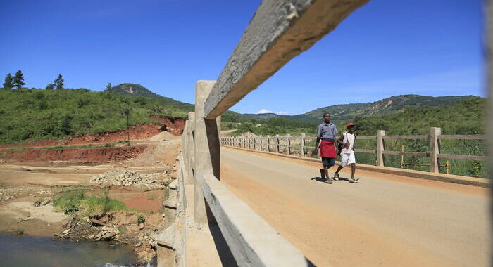 Malawi: corteo funebre di Chilima contro la folla, 4 morti