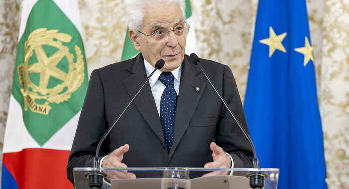 Mattarella, guerre e povertà privano i bambini della loro età