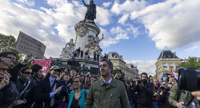 Migliaia di giovani in piazza a Parigi contro estrema destra