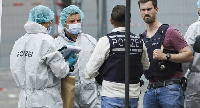 Morto l’agente ferito nell’attentato a Mannheim in Germania