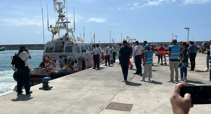 Naufragio nel mar Jonio, tra i corpi recuperati 8 bambini