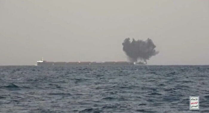 Nave mercantile danneggiata da un drone nel Mar Rosso