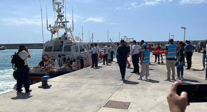 Oltre 800 morti e dispersi nel Mediterraneo centrale