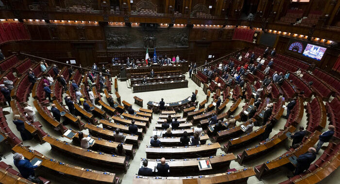 Opposizioni in Aula contro Autonomia, tra tricolori e Inno