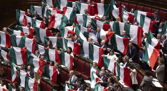 Opposizioni in piazza martedì, basta intimidazioni