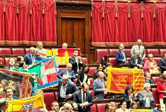 Passa l’Autonomia, in Aula il tricolore e le bandiere regionali