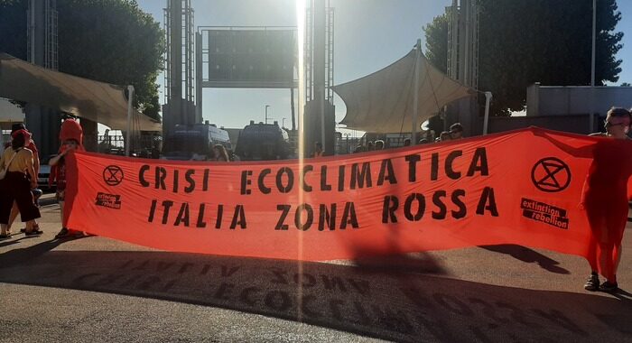 ‘Polizia interviene fuori sala stampa G7,attivista sviene’