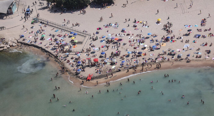 Sole e spiagge piene nel primo vero week end d’estate