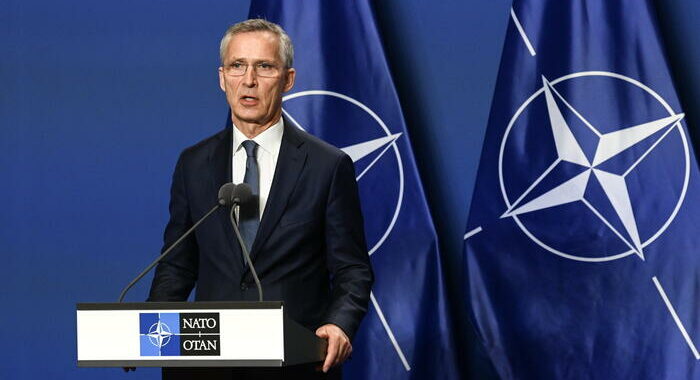 Stoltenberg: Nato discute lo schieramento di più armi nucleari