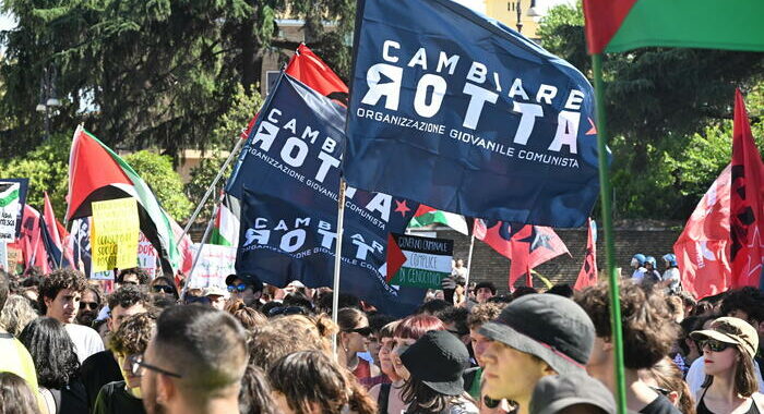 Tensione al corteo a Roma, percorso deviato verso Termini