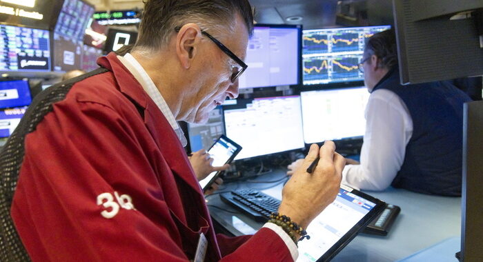 Wall Street apre debole, Dj -0,40%, Nasdaq +0,05%